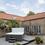 Sands Farm Lodge *