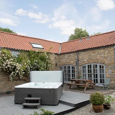 Sands Farm Lodge *