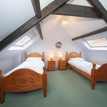 Sands Farm Lodge *