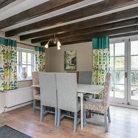 Sands Farm Lodge *