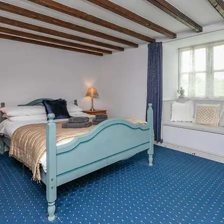 Sands Farm Lodge *